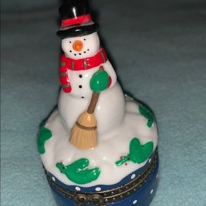 Christmas decoration that opens mini tree inside.